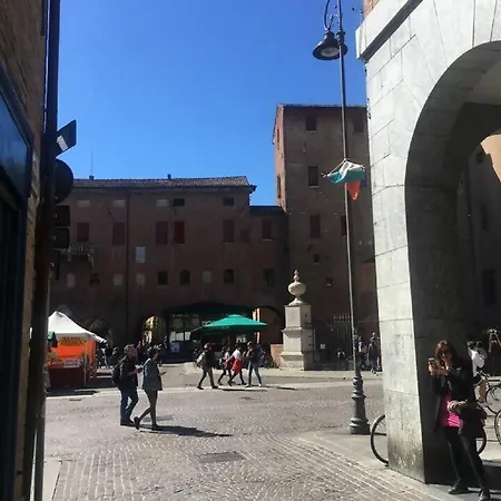 A Due Passi Dal Castello Ferrara