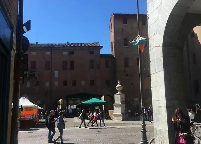 A Due Passi Dal Castello Ferrara
